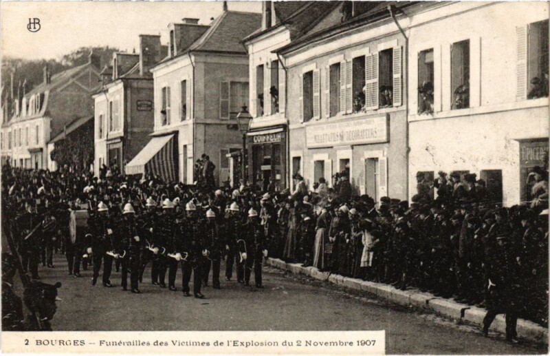 Carte postale ancienne Bourges Funerailles des Victimes Explosion 1907 à Bourges