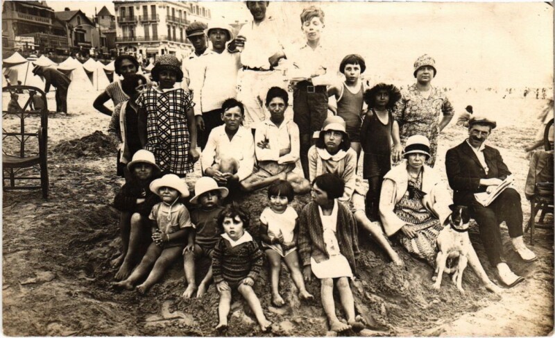 Carte postale ancienne Les Sables D'Olonne Famille dans la plage carte photo aux Sables-d'Olonne