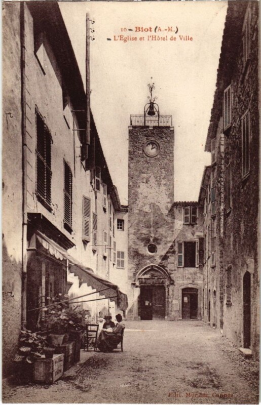 Carte postale ancienne Biot l'Eglise et Hotel de Ville