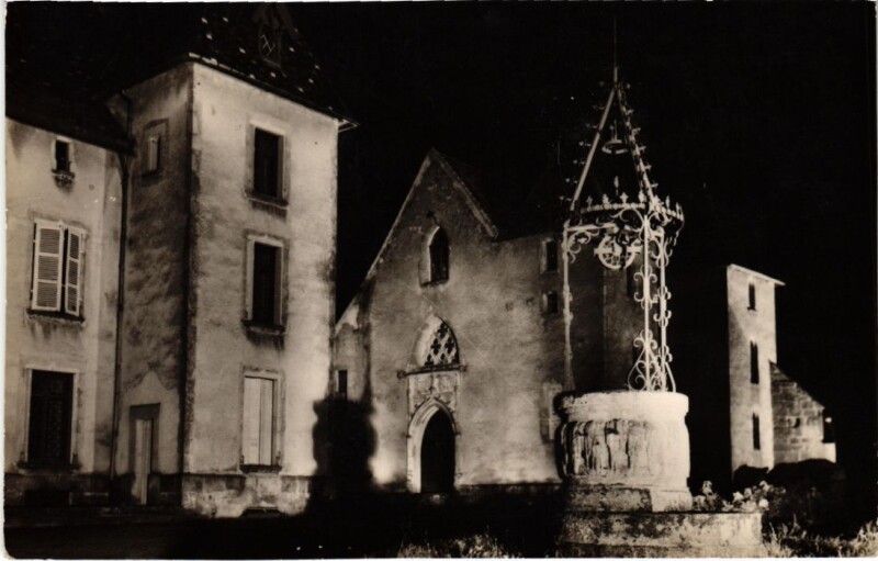 Carte postale ancienne Couches Vieux Puits Entree de la Chapelle illumines à Couches