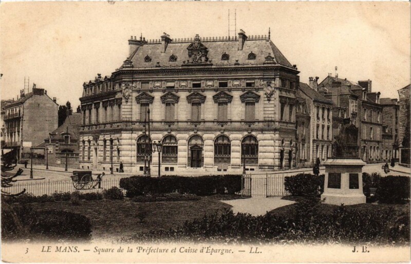 Carte postale ancienne Le Mans Square de la Prefecture Caisse d'Epargne au Mans