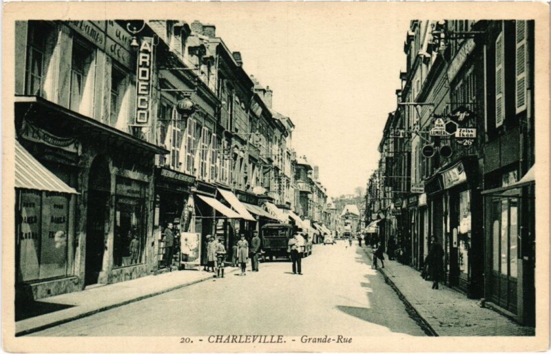 Carte postale ancienne Charleville Grande Rue à Charleville