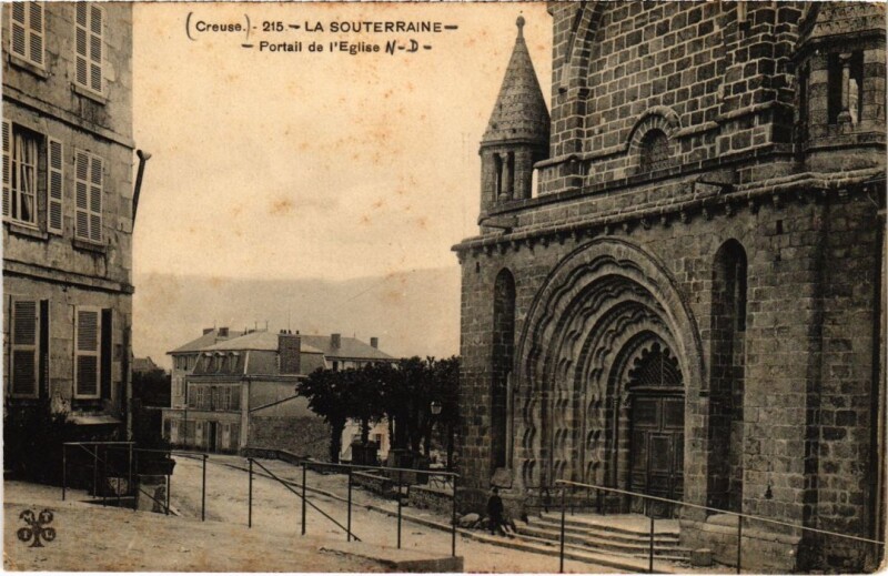 Carte postale ancienne La Souterraine Portail de l'Eglise Notre-Dame à La Souterraine