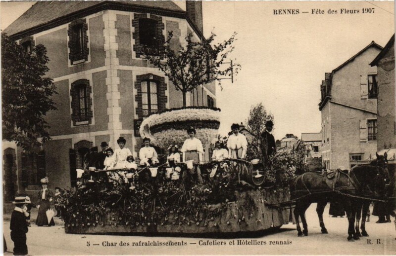 Carte postale ancienne Rennes Fete des Fleurs Char des refraichissements à Rennes