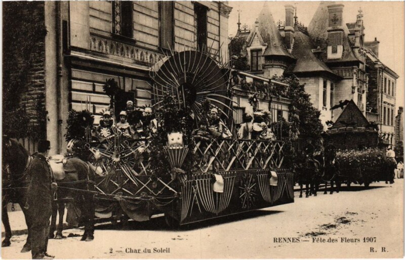 Carte postale ancienne Rennes Fete des Fleurs Char du Soleil à Rennes