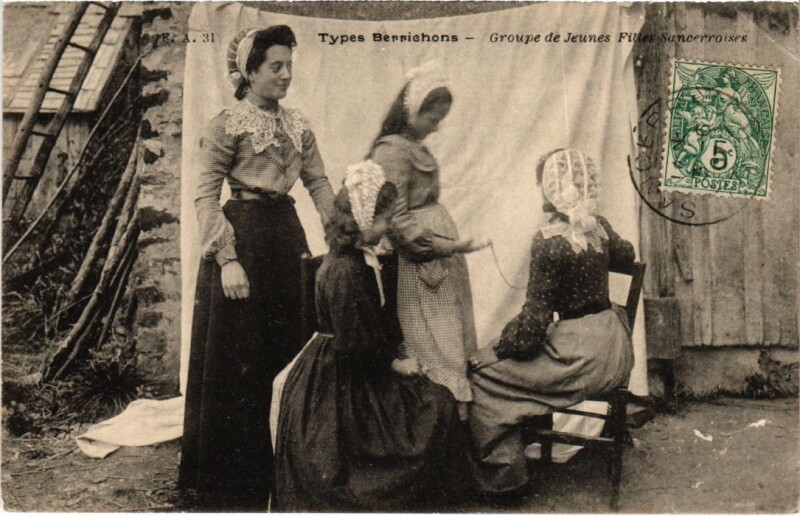 Carte postale ancienne Folklore Sancerre Types Berrichons Groupe de Jeunes Filles à Sancerre