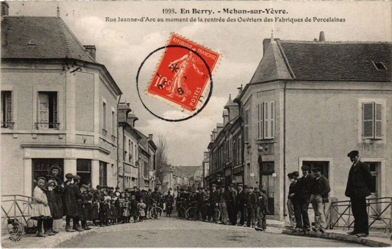 Carte postale ancienne En Berry Mehun-Sur-Yevre Rue Jeanne d'Arc retree des Ouvrieres