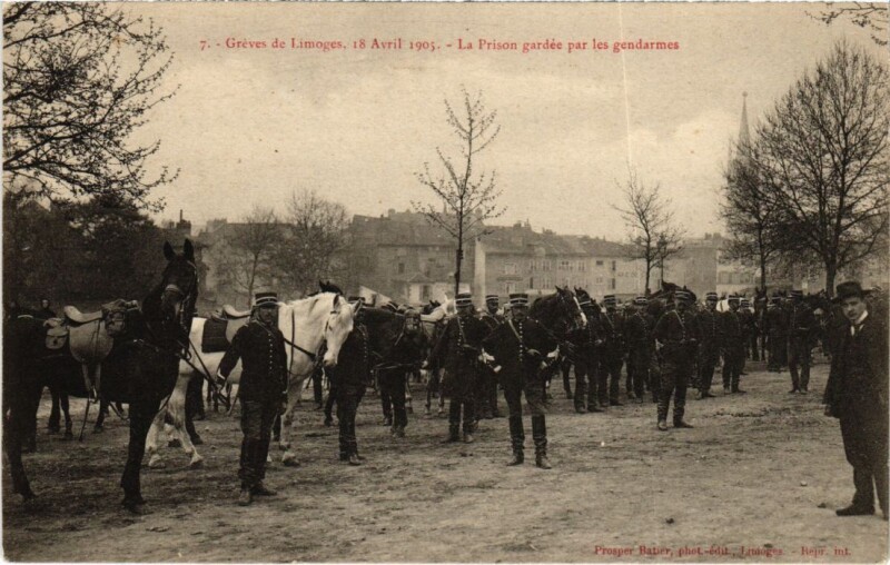 Carte postale ancienne Greves Limoges La Prison gardee par les gendarmes à Limoges
