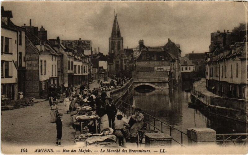 Carte postale ancienne Amiens Rue des majots marche des brocanteurs à Amiens