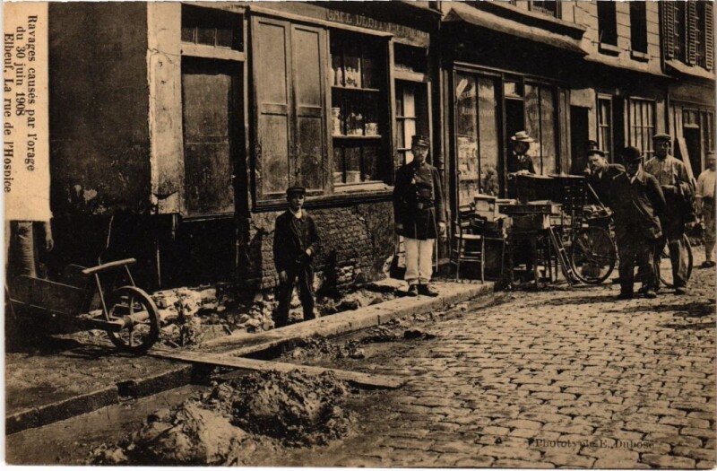 Carte postale ancienne Elbeuf Rue de l'hospice Ravages par l'orage 1908 à Elbeuf