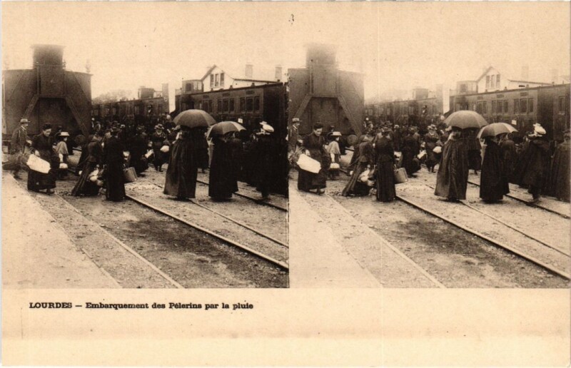 Carte postale ancienne Stereo Lourdes Embarquement des Pelerins par la pluie à Lourdes
