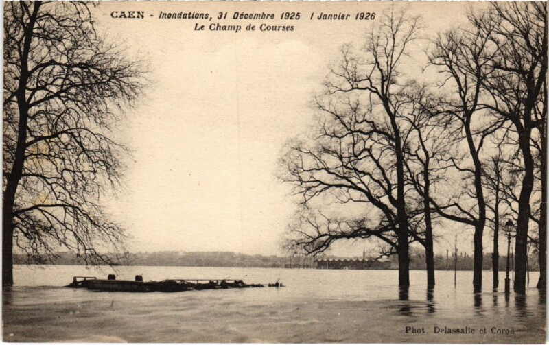 Carte postale ancienne Inondations Caen Le Champ de Courses