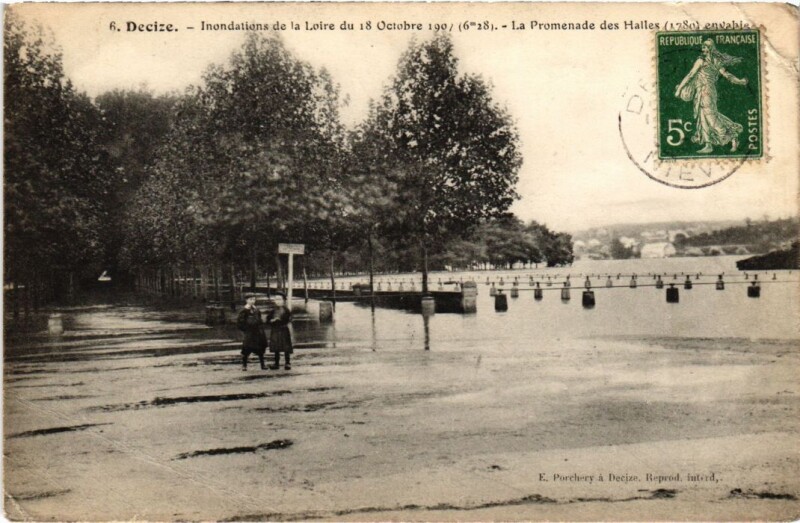 Carte postale ancienne Inondations Decize Promenade des Halles à Decize
