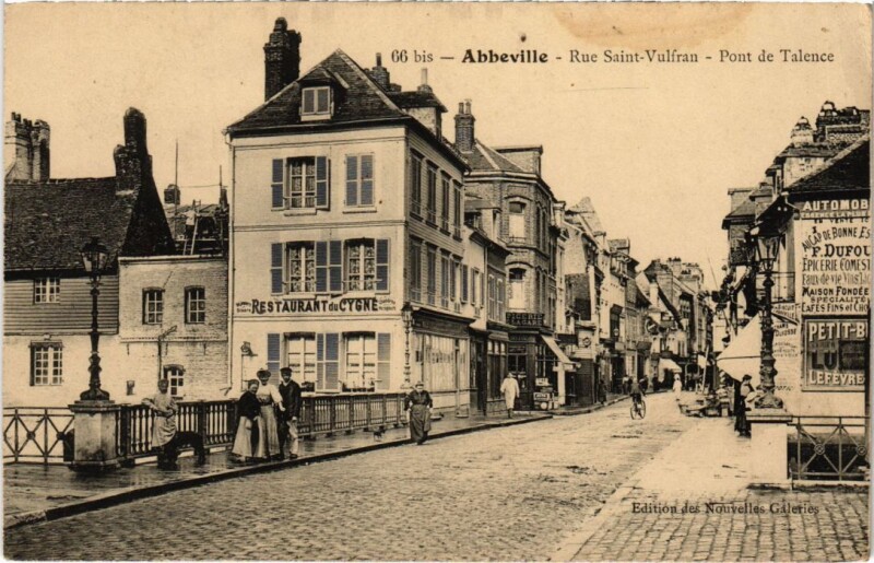 Carte postale ancienne Abbeville Rue Saint-Vulfran Pont de Talence à Abbeville