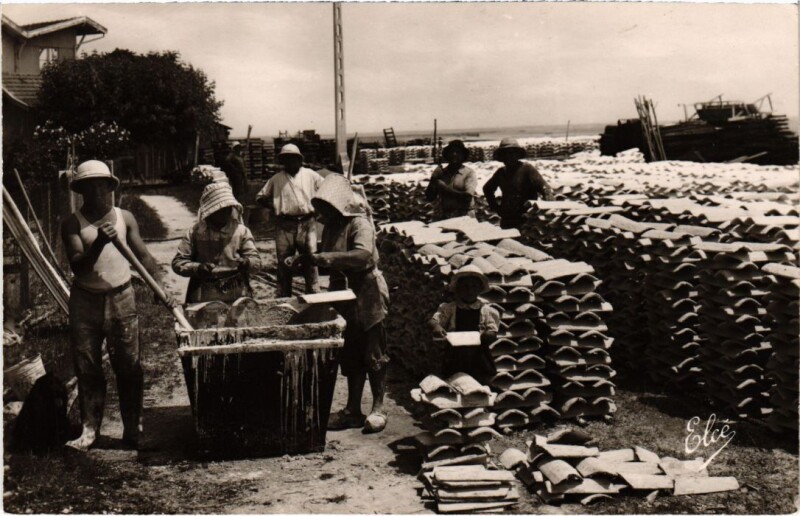 Carte postale ancienne Bassin Arcachon Travaux Ostreicoles Le Chaulage des Tuiles à Arcachon
