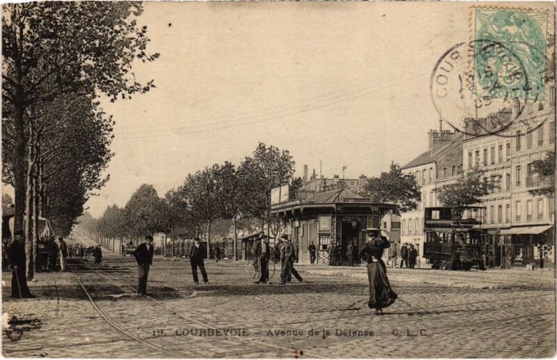 Carte postale ancienne Courbevoie Avenue de la Defense à Courbevoie