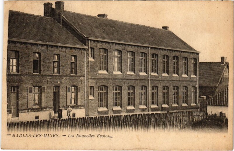 Carte postale ancienne Marles-Les-Mines Les Nouvelles Ecoles à Marles-les-Mines