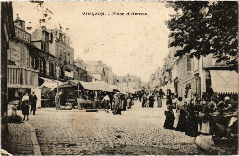 Carte postale ancienne Vierzon Place d'Armes à Vierzon