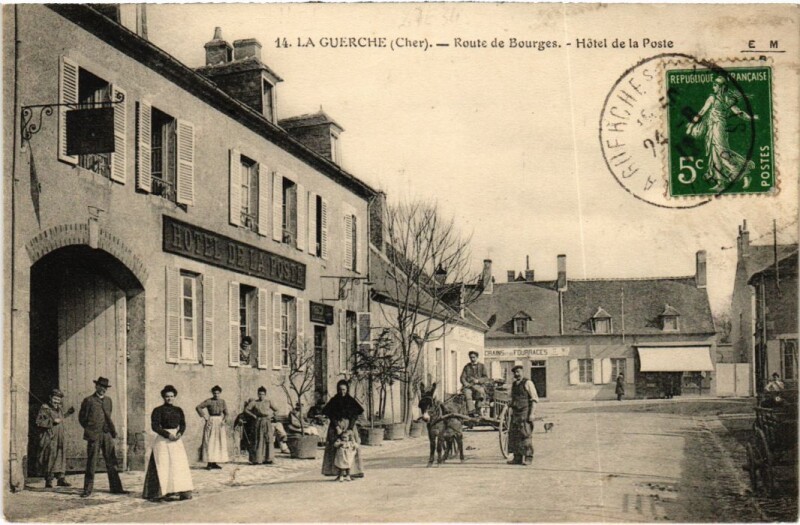 Carte postale ancienne La Guerche Route de Bourges hotel de la Poste à Bourges