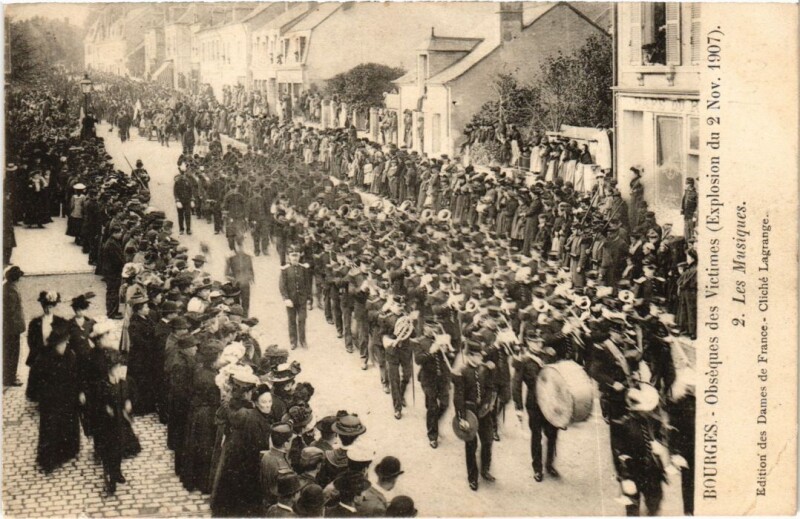 Carte postale ancienne Bourges Obseques des Victimes Explosion 1907 à Bourges