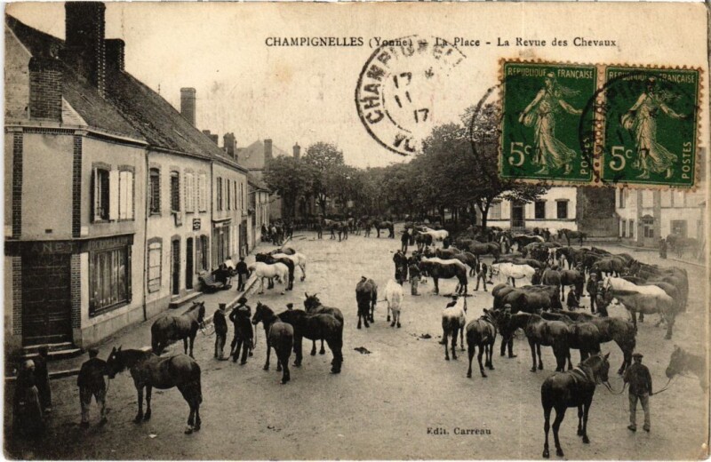 Carte postale ancienne Champignelles La Place revue des horses à Champignelles