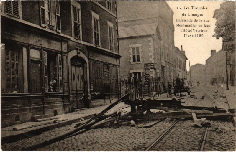 Carte postale ancienne Les Troubles Limoges Barricade de la rue Montmailler à Limoges