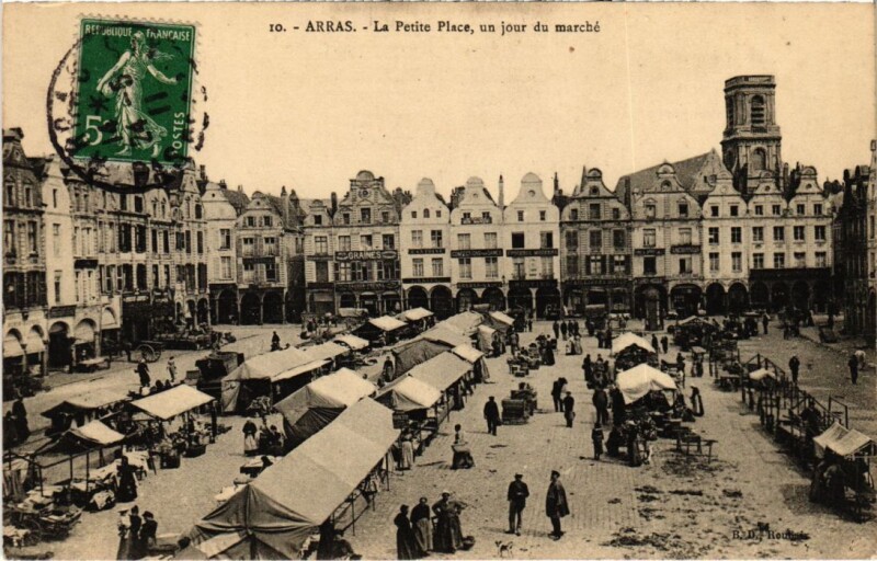 Carte postale ancienne Arras petite Place un jour de marche à Arras