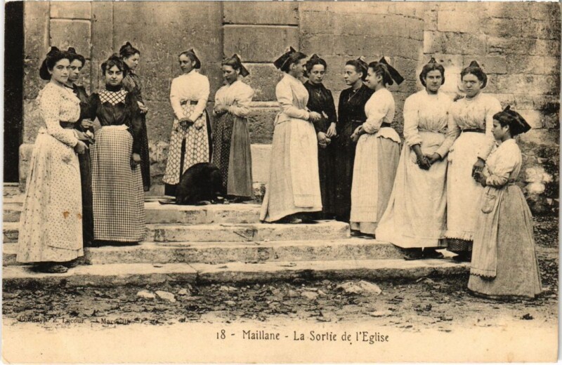 Carte postale ancienne Maillane Sortie de l'Eglise à Maillane