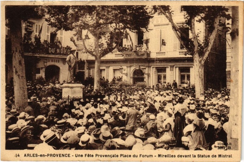 Carte postale ancienne Arles-En-Provence Fete Provencale Place du Forum à Arles