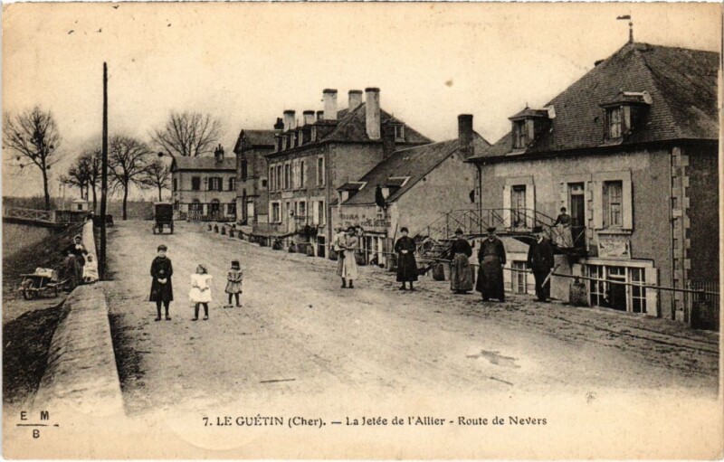 Carte postale ancienne Le Guetin La Jetee de l'Allier Route de Nevers