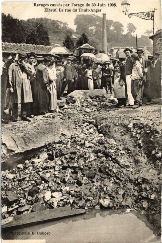 Carte postale ancienne Elbeuf Rue du Thuit-Anger Ravages par l'orage 1908 à Elbeuf