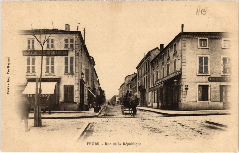 Carte postale ancienne Feurs Rue dela republique à Feurs