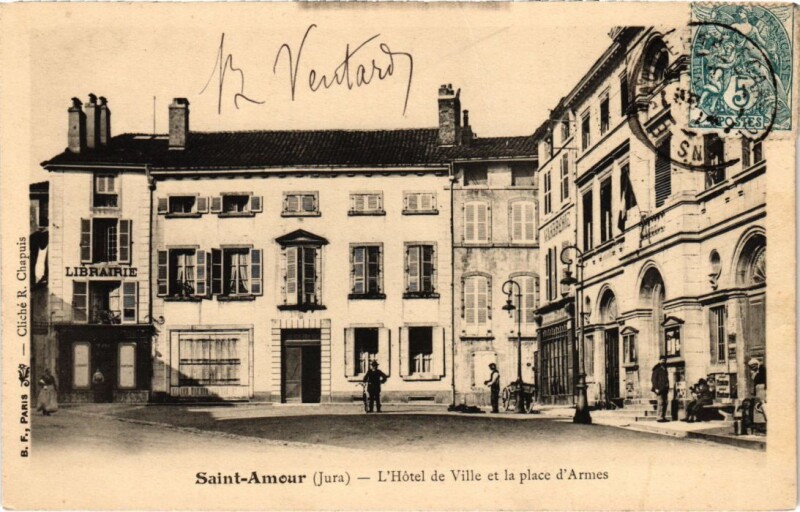 Carte postale ancienne Saint-Amour l'Hotel de Ville Place des Armes à Saint-Amour
