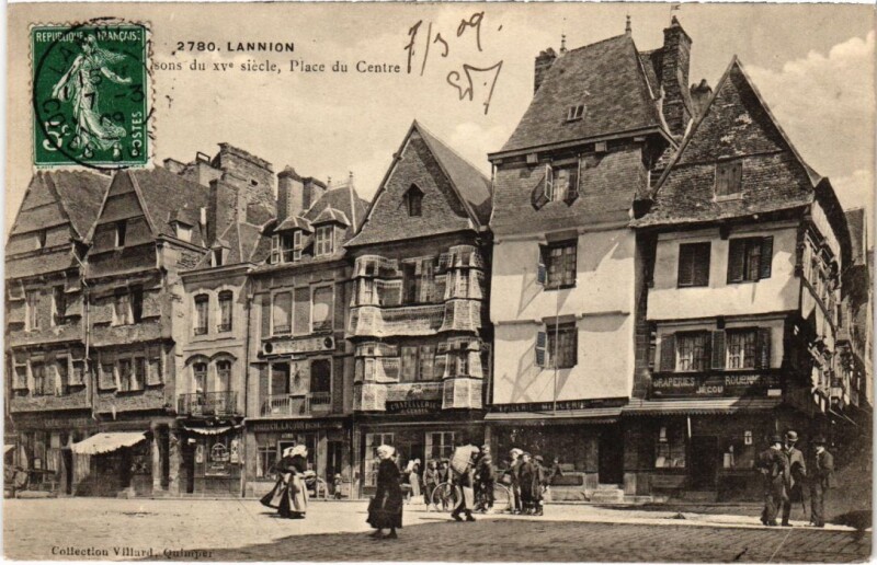 Carte postale ancienne Lannion - Vieilles Maisons du XVe siécle-Place du Centre à Lannion