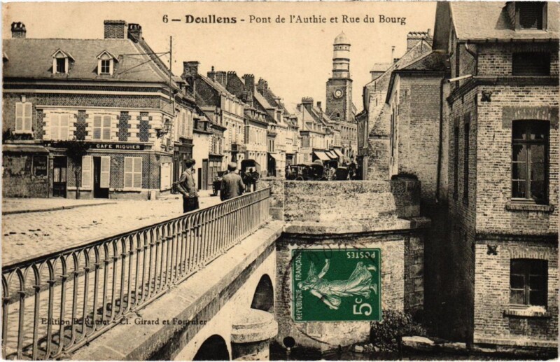 Carte postale ancienne Doullens Pont de l'Authie Rue du Bourg à Authie