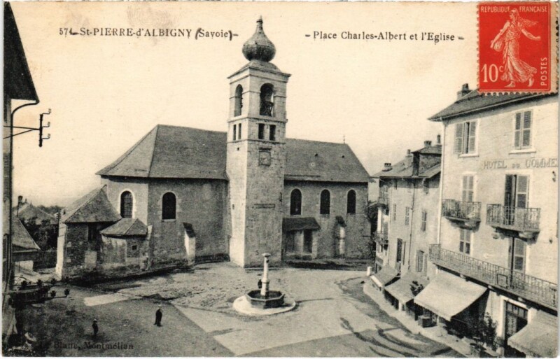Carte postale ancienne Saint-Pierre-D'Albigny Place Charles Albert et l'Eglise à Saint-Pierre-d'Albigny