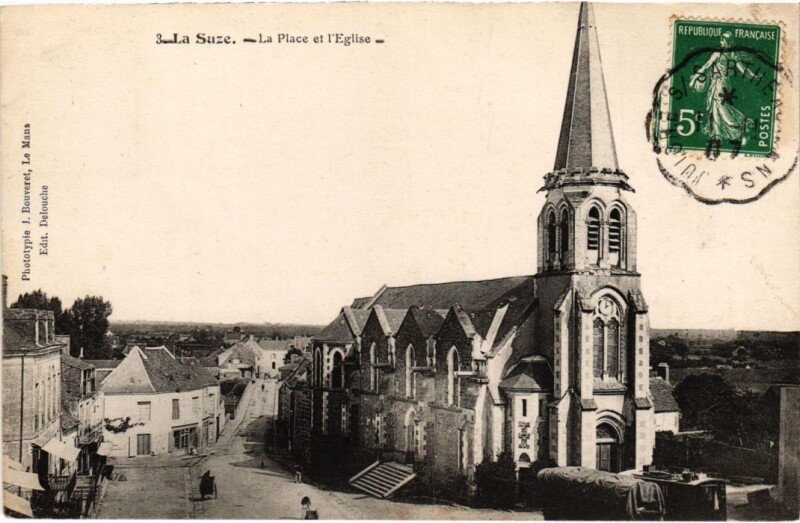 Carte postale ancienne La Suze La Place et l'Eglise