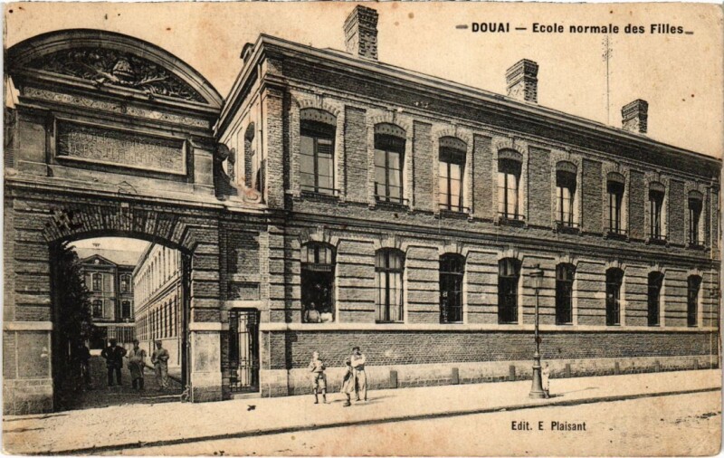 Carte postale ancienne Douai Ecole normale des Filles à Douai