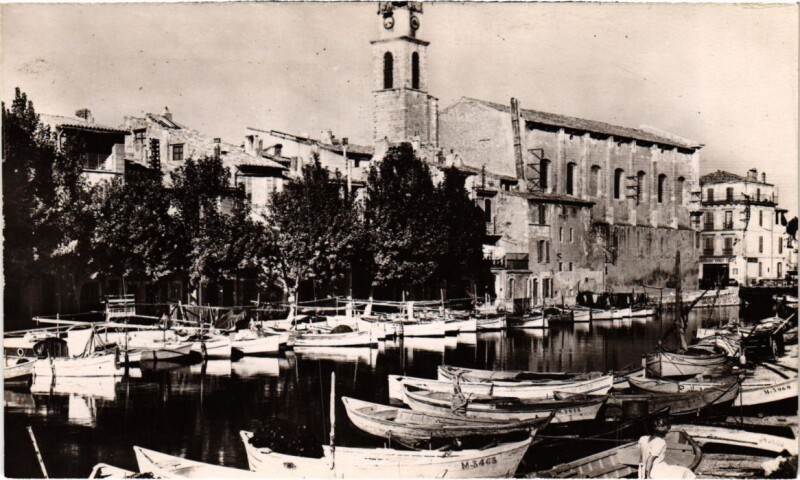 Carte postale ancienne Martigues Quai Marceau Eglise Sainte-Madeleine à Martigues