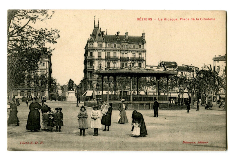 Carte postale ancienne Herault Béziers Le Kiosque Place de la Citadelle animé à Béziers