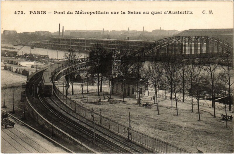 Carte postale ancienne Pont du Métropolitain sur la Seine au quai d' Austerlitz à Paris 12e