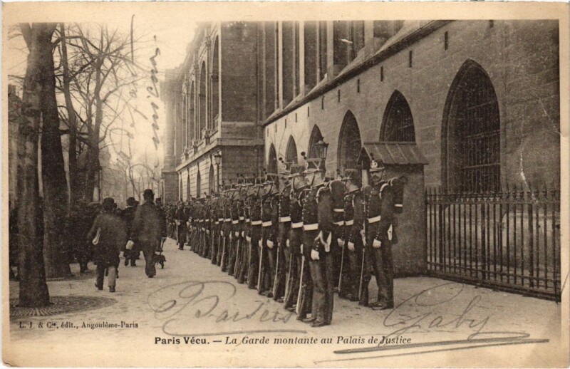 Carte postale ancienne La Garde montante au Palais de Justice à Paris 4e