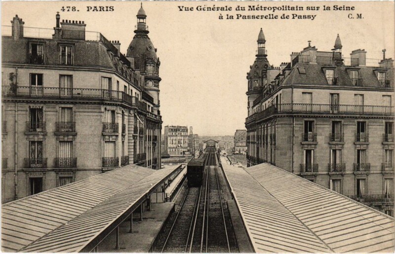 Carte postale ancienne Paris 16e Le Metropolitain Passerelle de Passy à Paris 16e