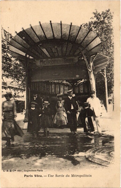 Carte postale ancienne Une Sortie du Métropolitain à Paris 17e