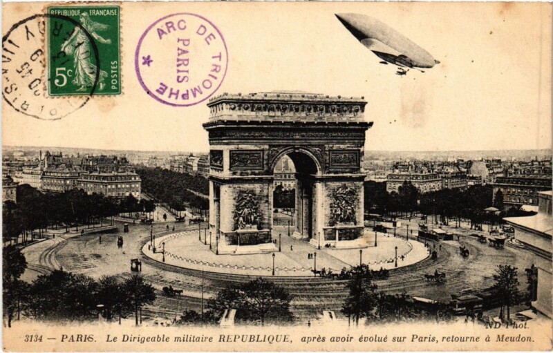 Carte postale ancienne Le dirigeable “République au dessus de l'Arc de Triomphe à Paris 8e
