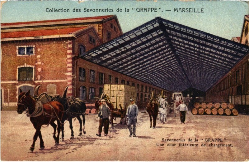 Carte postale ancienne Marseille Savonneries de la Grappe - Une Cour Interieure à Marseille