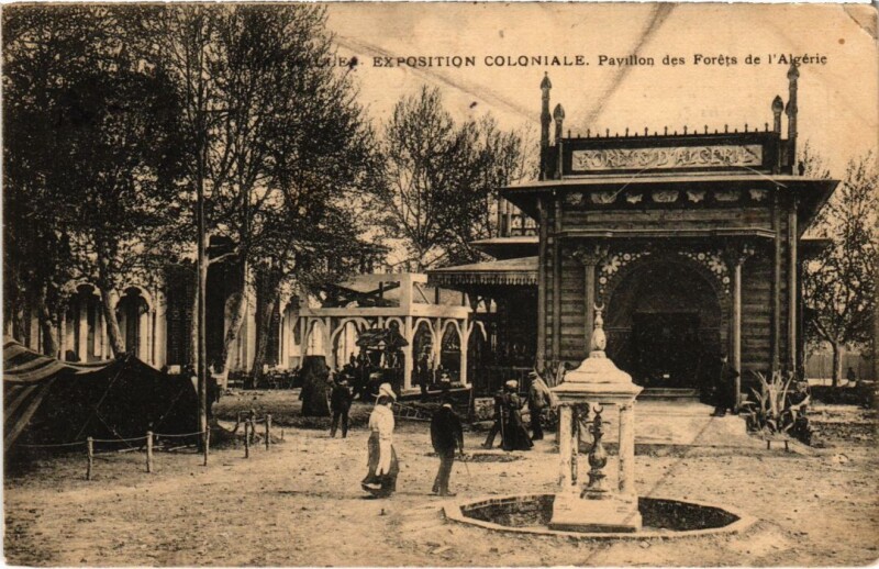 Carte postale ancienne Marseille Exposition Coloniale - Pavillon des Forets de l'Algerie à Marseille
