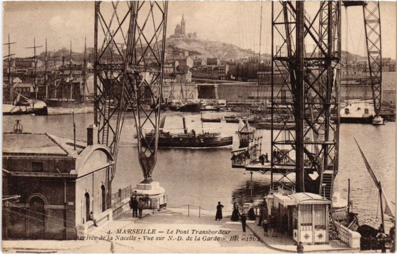 Carte postale ancienne Marseille Le Pont Transbordeur - Arrivee de la Nacelle à Marseille