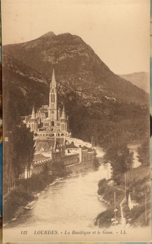 Carte postale ancienne La Basilique et le Gave à Lourdes