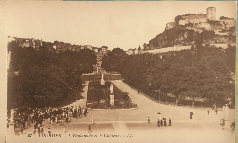 Carte postale ancienne L'esplanade et le Château à Lourdes